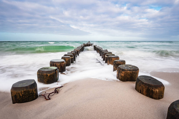 groynes op de kust van de Baltische Zee - Foto, afbeelding