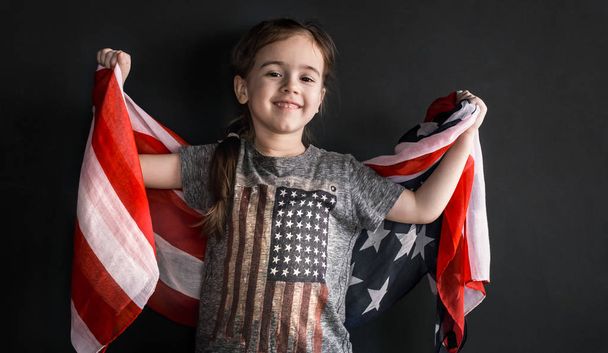 アメリカの国旗を持つ少女 - 写真・画像