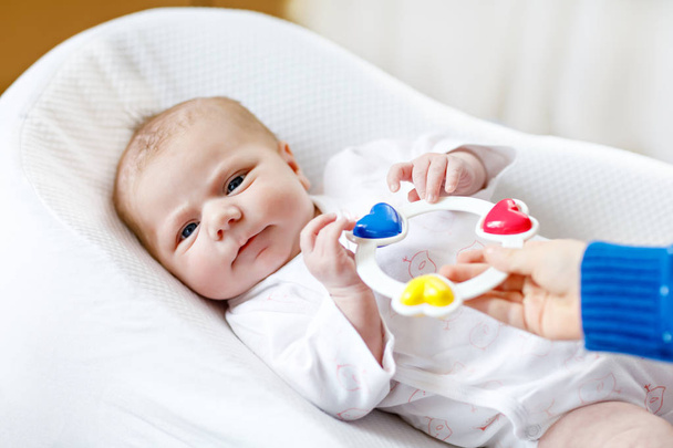 Bonito bebê menina brincando com colorido chocalho brinquedo - Foto, Imagem