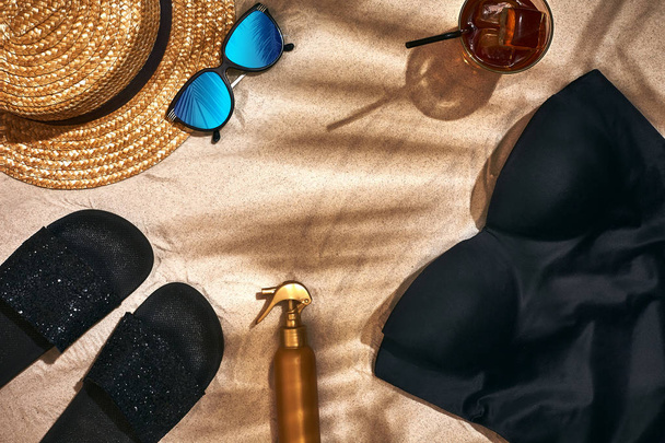 Fondo de verano con sombrero de paja, gafas de sol, botella de protector solar y chanclas
 - Foto, Imagen