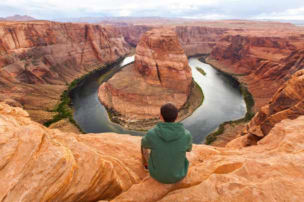 Viaggio a Horseshoe canyon curva, uomo Escursionista godendo vista, Arizona, Stati Uniti d'America
 - Foto, immagini