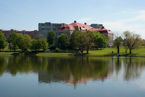 ビューの歴史的な地域の建物と美術館と下の池 (城池)、カリーニング ラード、ロシア連邦、2008 年 5 月 10 日 - 写真・画像