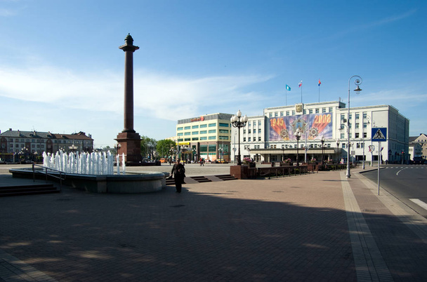 Vue de la place de la Victoire, colonne triomphale et le bâtiment de l'administration de la ville, Kaliningrad, Fédération de Russie, 11 mai 2008
 - Photo, image