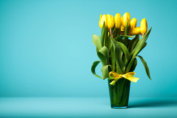 Yellow tulips on blue background - Foto, imagen