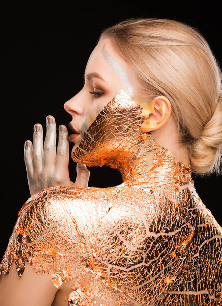 Luxus-Blondine mit kreativem Make-up und Goldfolie am Hals - Foto, Bild