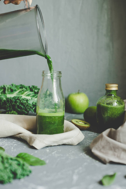 Hands pouring healthy green smoothie in a jar. Healthy eating concept - Foto, Imagen