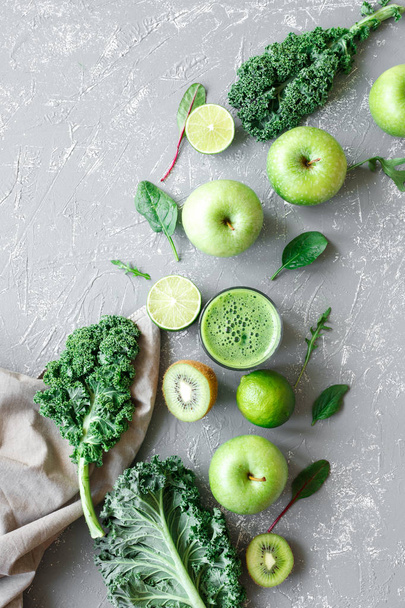 Smoothie verde saudável com frutas verdes frescas, couve e espinafre no fundo cinza, vista superior
 - Foto, Imagem