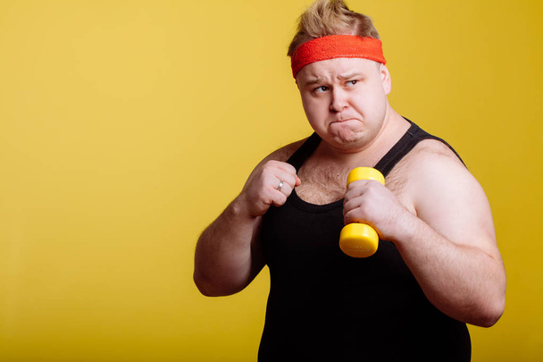 Fat man boxing and looking camera - 写真・画像