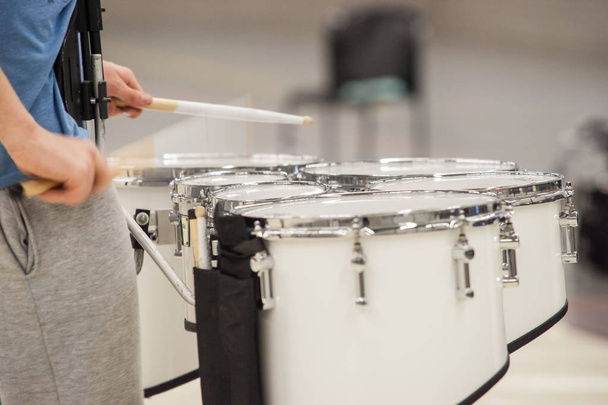 Drummer spelen Tenor Drums in een band van de trommel tijdens een diavoorstelling uitvoeren - Foto, afbeelding