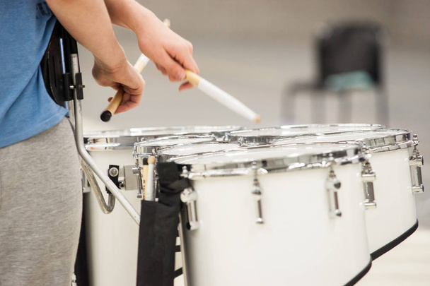 Schlagzeuger spielt Tenorschlagzeug in einer Trommelgruppe während einer Show - Foto, Bild