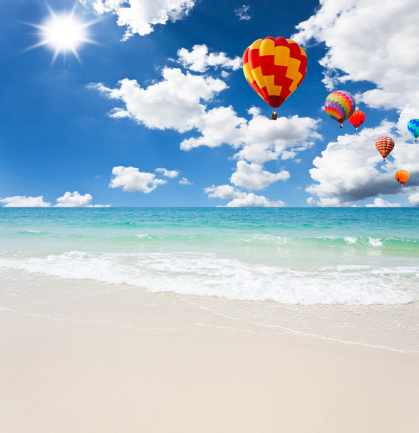 Kolorowy balon na gorące powietrze na morzu z błękitnym niebem - Zdjęcie, obraz