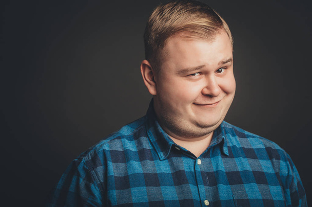 smiling fat man on black background - Fotografie, Obrázek