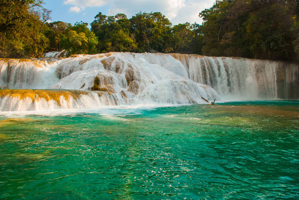 Paisagem com cachoeira Água Azul, Chiapas, Palenque, México
 - Foto, Imagem