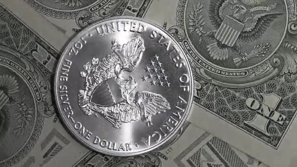 hopea dollari kolikko ja yhden dollarin seteleitä taustalla
 - Materiaali, video