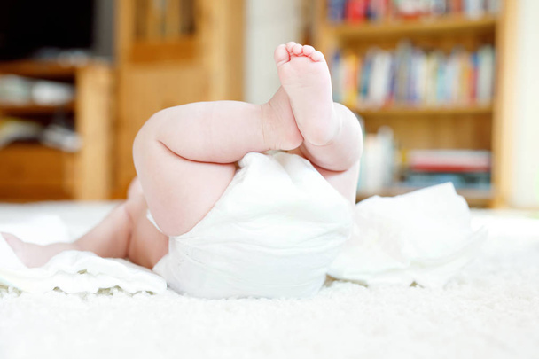 Pies y piernas del bebé recién nacido con pañal
 - Foto, Imagen