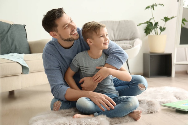 Little boy and his dad spending time together at home - Foto, Bild