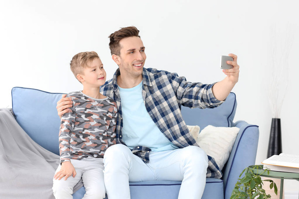 Dad and his son taking selfie at home - Foto, Imagen