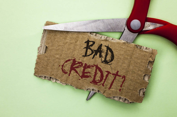 Kötü kredi soru gösterilen metin işareti. Kavramsal fotoğraf düşük kredi finans ekonomik bütçe soran makas ile düz arka plan üzerinde gözyaşı karton üzerinde yazılı anket. - Fotoğraf, Görsel