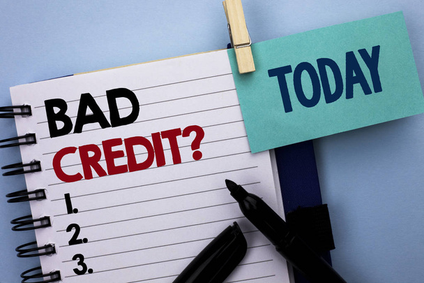 Kavramsal el kötü kredi soru gösterilen yazma. İş fotoğraf metin düşük kredi finans ekonomik bütçe soran defter kitap düz arka plan bugün Marker yanındaki yazılı anket - Fotoğraf, Görsel