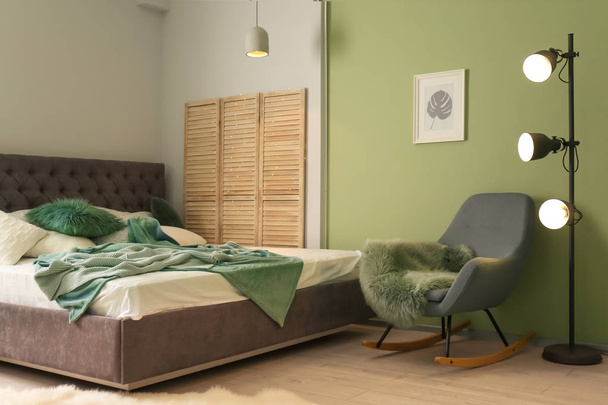 Interior do quarto elegante com cama confortável
 - Foto, Imagem