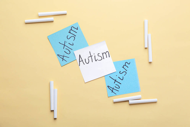 Sticky notes with word "Autism" on color background, flat lay - Foto, immagini