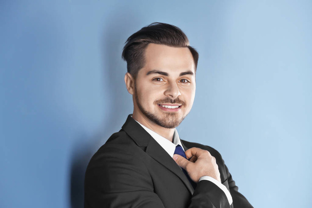 Portrait of young man with beautiful hair on color background - Foto, imagen