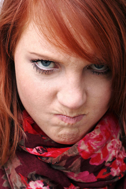 Uma jovem ruiva está zangada e desapontada
 - Foto, Imagem