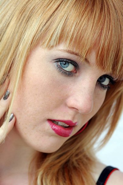 Genç ve güzel sarışın bir kadın yüzü - Fotoğraf, Görsel