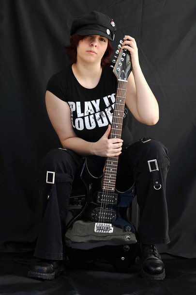 Una joven y su guitarra
 - Foto, imagen