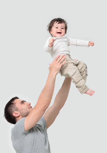 Padre gettare il bambino in aria
 - Foto, immagini