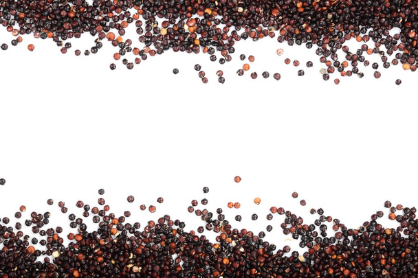 Zwarte quinoa zaden geïsoleerd op een witte achtergrond met kopie ruimte voor uw tekst. Bovenaanzicht - Foto, afbeelding