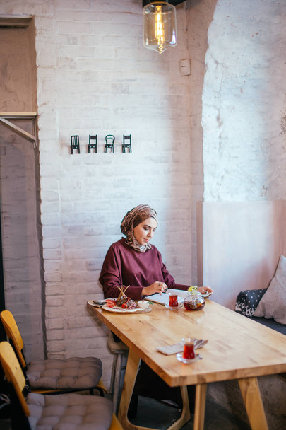 muslim woman working in cafe - Foto, Bild