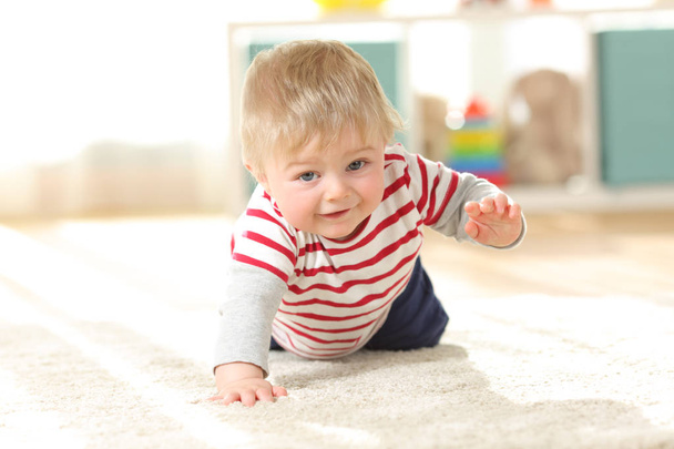 Baby crawling towards camera on the floor - Zdjęcie, obraz