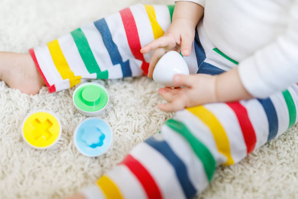 primer plano del bebé jugando con el juguete educativo colorido clasificador de forma
 - Foto, Imagen