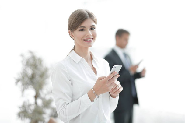Портрет крупным планом молодой шокированной деловой женщины, смотрящей на мобильный телефон
 - Фото, изображение