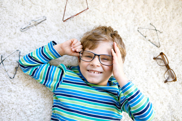 茶色の眼鏡と金髪の子供男の子のクローズ アップの肖像画 - 写真・画像