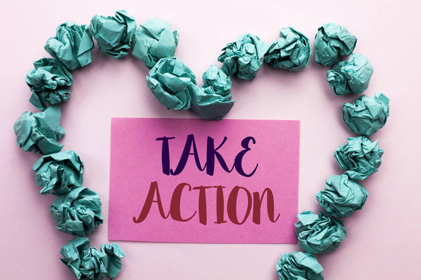 Word pisanie tekstu Take Action. Koncepcja biznesowa dla strategii przyszłości działania procedury działalności cel celem napisane na różowy Przyklejony papier firmowy na tle zwykłego serca. - Zdjęcie, obraz