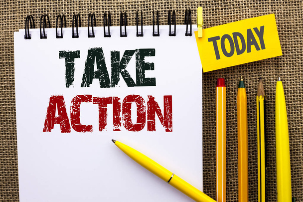 Текст для написания слов Take Action. Бизнес-концепция стратегии будущих действий Процедура действий Цель Цель написана на блокноте Книга на джутовом фоне Сегодня ручки и карандаш рядом с ним
. - Фото, изображение