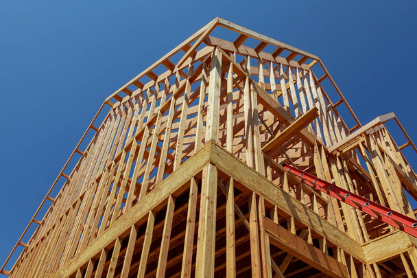 Nowa rama drewno budowlane dom budownictwo mieszkaniowe przeciw błękitne niebo. - Zdjęcie, obraz