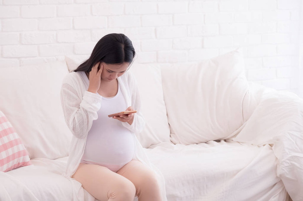pregnant woman use mobile telephone - Foto, Imagem