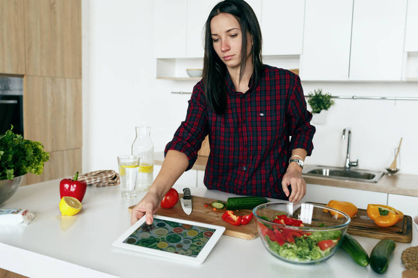 Woman cooking vegetable summer salad - Valokuva, kuva