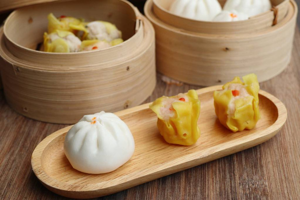 Dumplings y bollos al vapor chinos
 - Foto, Imagen