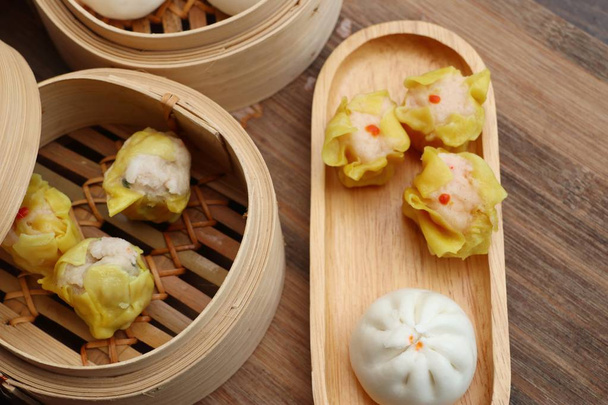 Dumplings y bollos al vapor chinos
 - Foto, Imagen