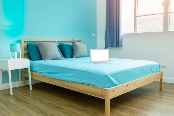 Голубая светлая спальня с белыми аксессуарами
 - Фото, изображение