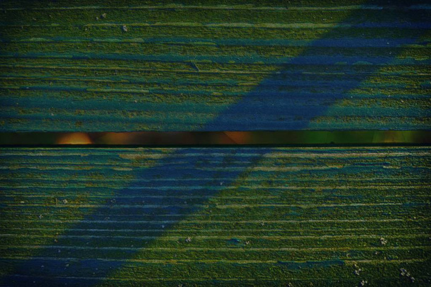 Color abeto sombreado Textura de pintura verde vieja en un banco de madera viejo con sombra
 - Foto, Imagen