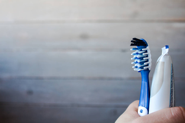 bir diş fırçası andtoothpaste tutan bir adam el - Fotoğraf, Görsel