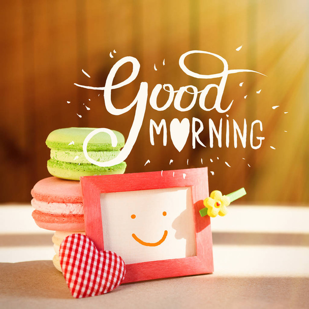 Утренний сюрприз, цветные пирожные макароны с карточкой. Надпись доброе утро. Солнечные лучи
 - Фото, изображение
