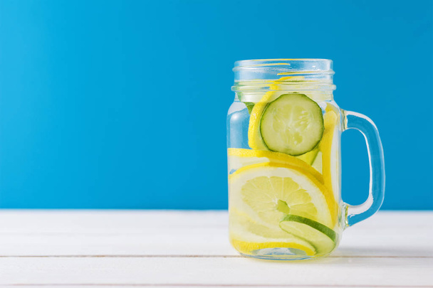 Glas Entgiftungswasser mit Zitrone und Gurke - Foto, Bild