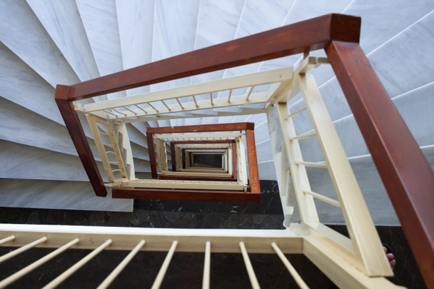 Zobacz do spiralne schody z marmuru kroki, sztachety drewniane - Zdjęcie, obraz