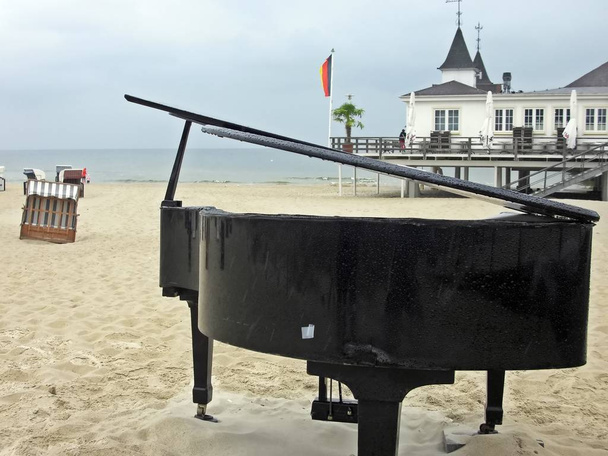 Le piano sur la plage
 - Photo, image